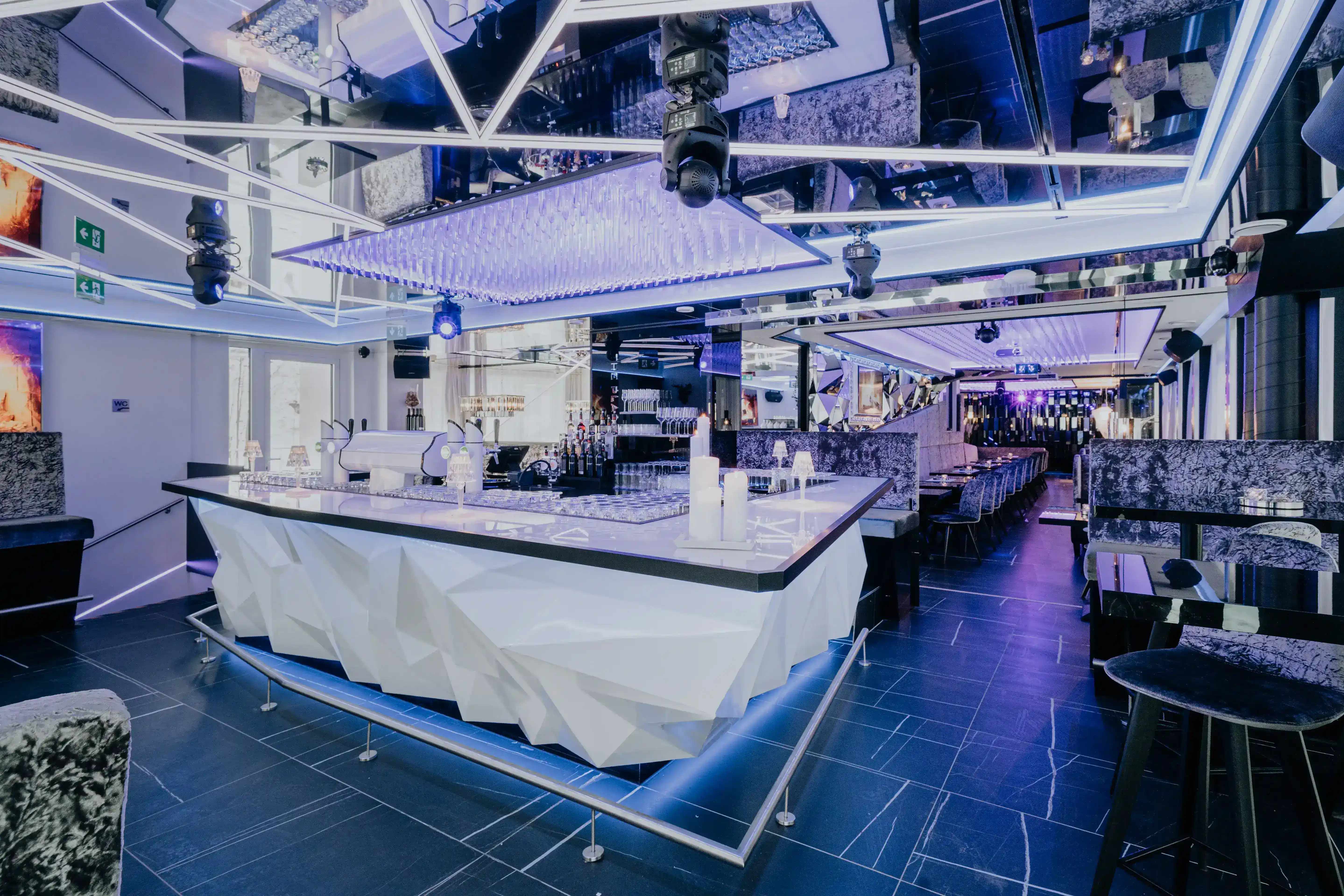 Glasreinigung Salzburg Hotellerie – Exklusive Lounge mit Spiegeldecke perfekt gereinigt
