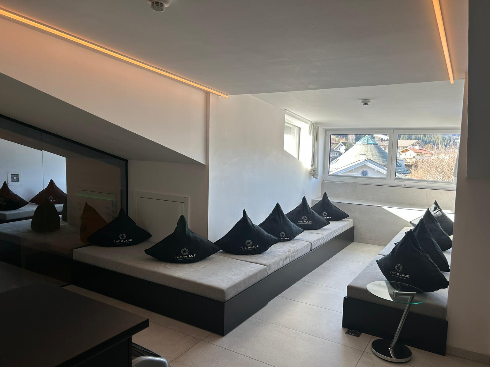 Wellness Spa Reinigung Salzburg – Moderne Lounge professionell gepflegt